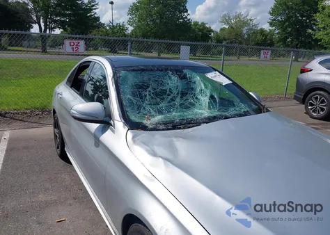 2015 Mercedes-Benz C 300 4Matic/Luxury 4Matic/Sport 4Matic z USA, uszkodzony, nr VIN 55SWF4KB9FU063928